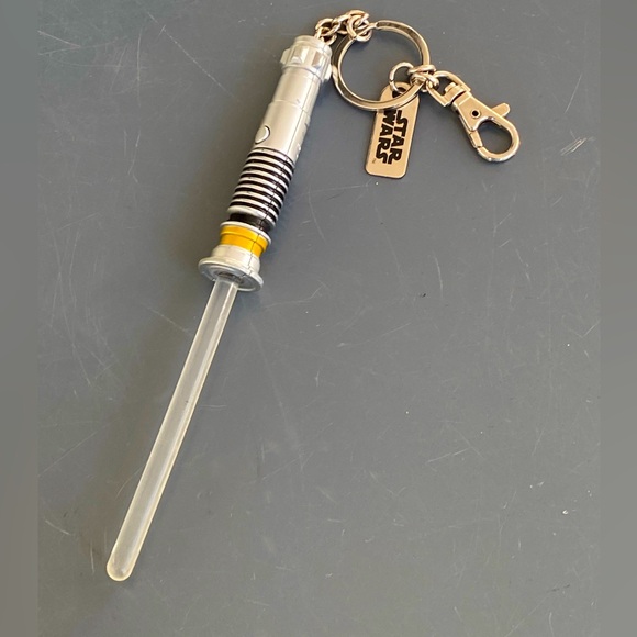 Disney Parks Star Wars Luke Skywalker Light-Up Lightsaber Green Keychain - Picture 1 of 5